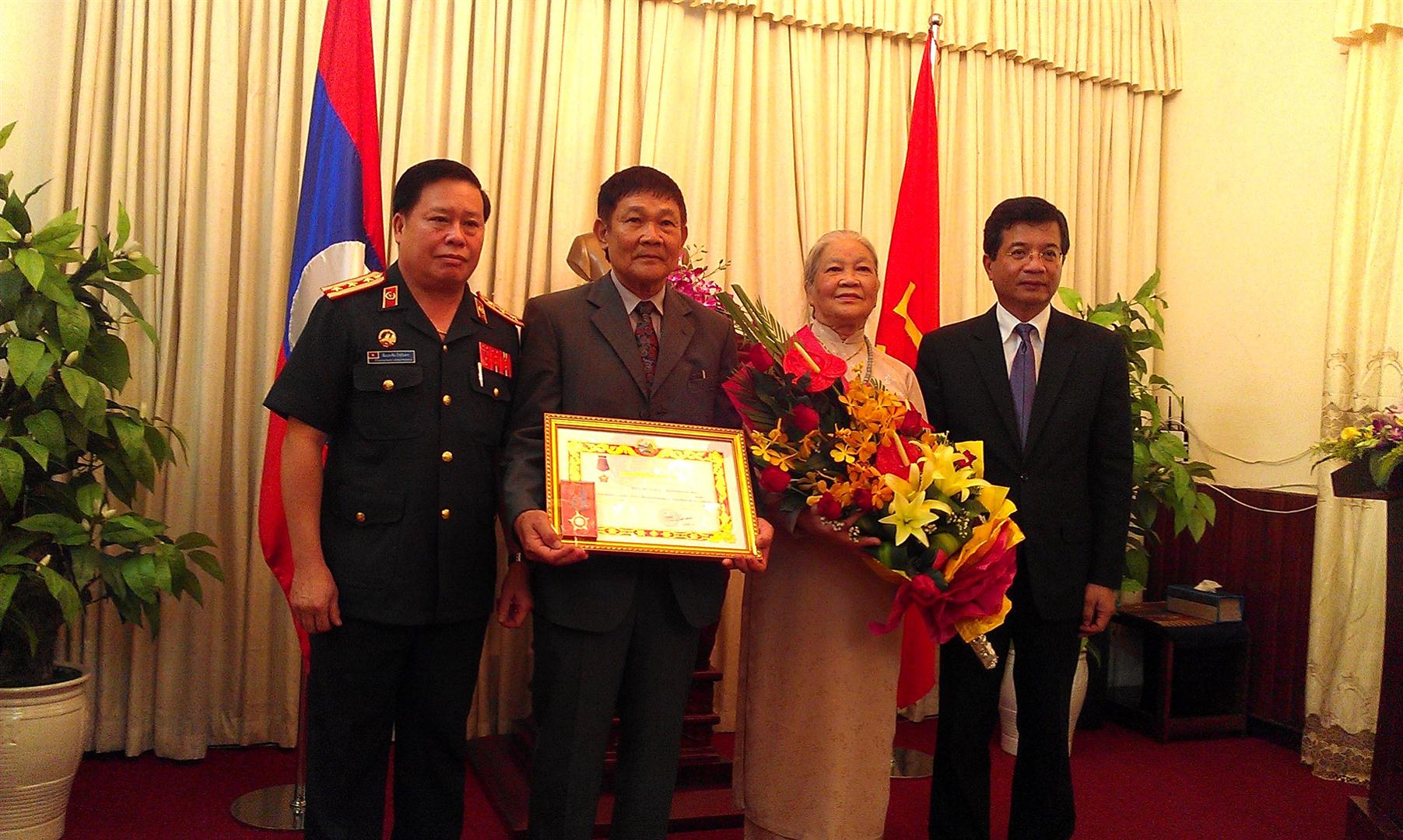 ລາວ ມອບຫຼຽນໄຊເອກະລາດຊັ້ນ 2 ໃຫ້ນັກຮົບເສຍສະຫຼະຊີວິດເພື່ອຊາດ ຕ໋ວນເຊີນ